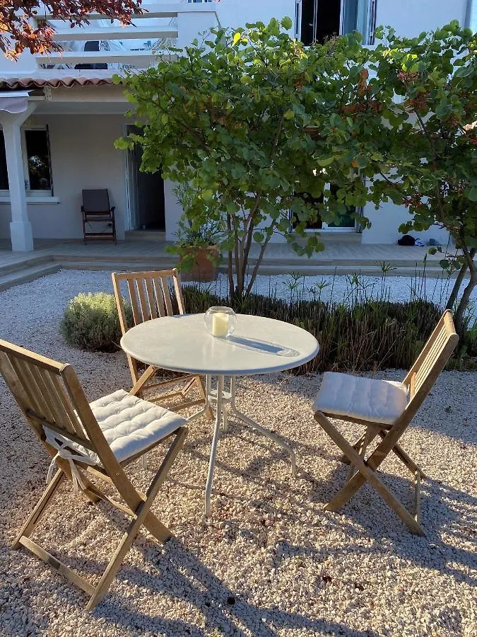 appartement rez de villa proche port et plages de Sanary