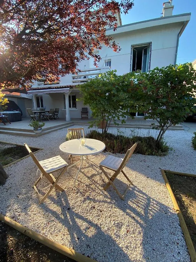 appartement rez de villa proche port et plages de Sanary
