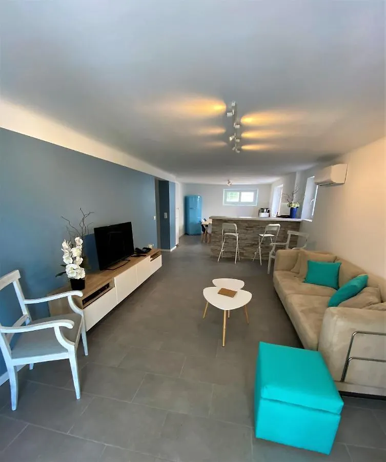 appartement rez de villa proche port et plages de Sanary
