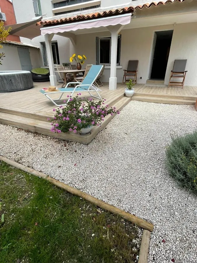 appartement rez de villa proche port et plages de Sanary France
